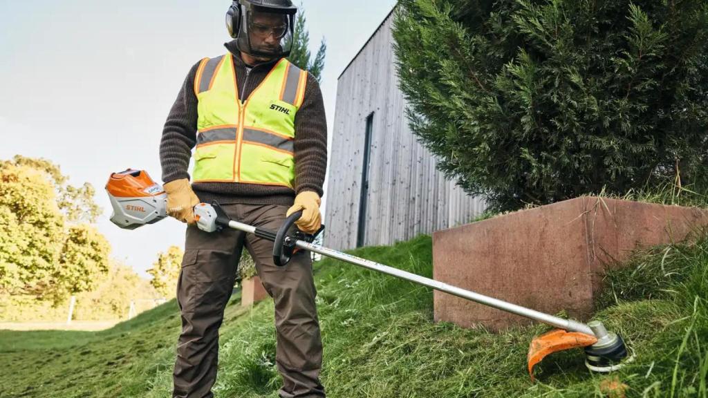Un trabajador hace tareas de limpieza del terreno con una desbrozadora STIHL.