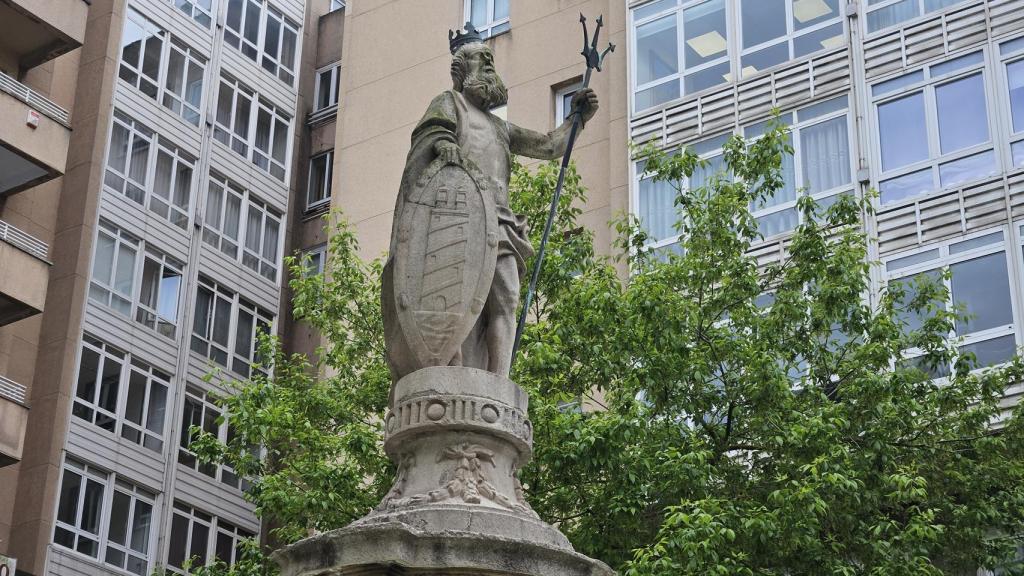 Escudo de A Coruña con la antigua Torre de Hércules en la fuente de Neptuno de la plaza de Santa Catalina.