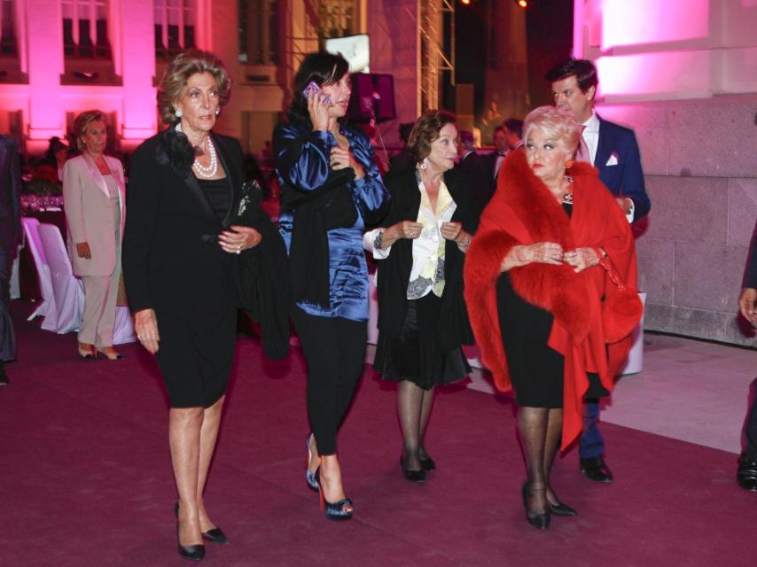 Cuqui con Pitita Ridruejo, Carmen Martínez-Bordiú y su madre, en 2010.