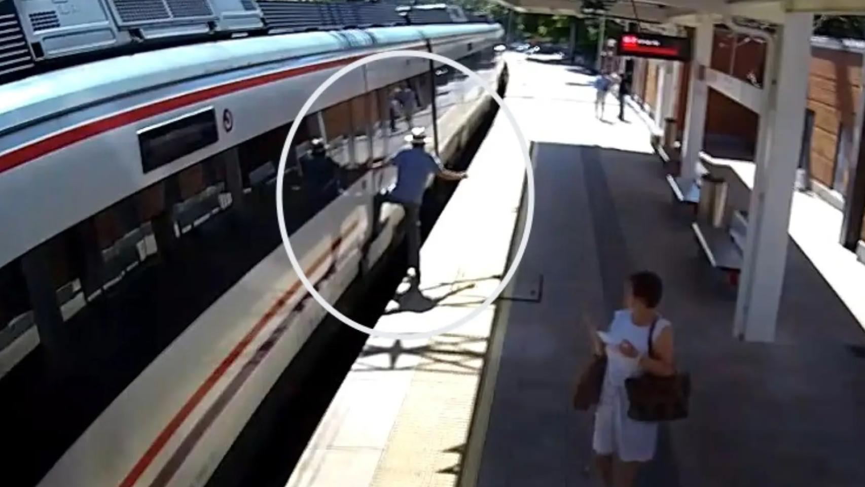 Salvador, el 24 de julio de 2022, con una mano atrapada por las puertas del cercanías que iba a coger en la Estación de Pozuelo de Alarcón.