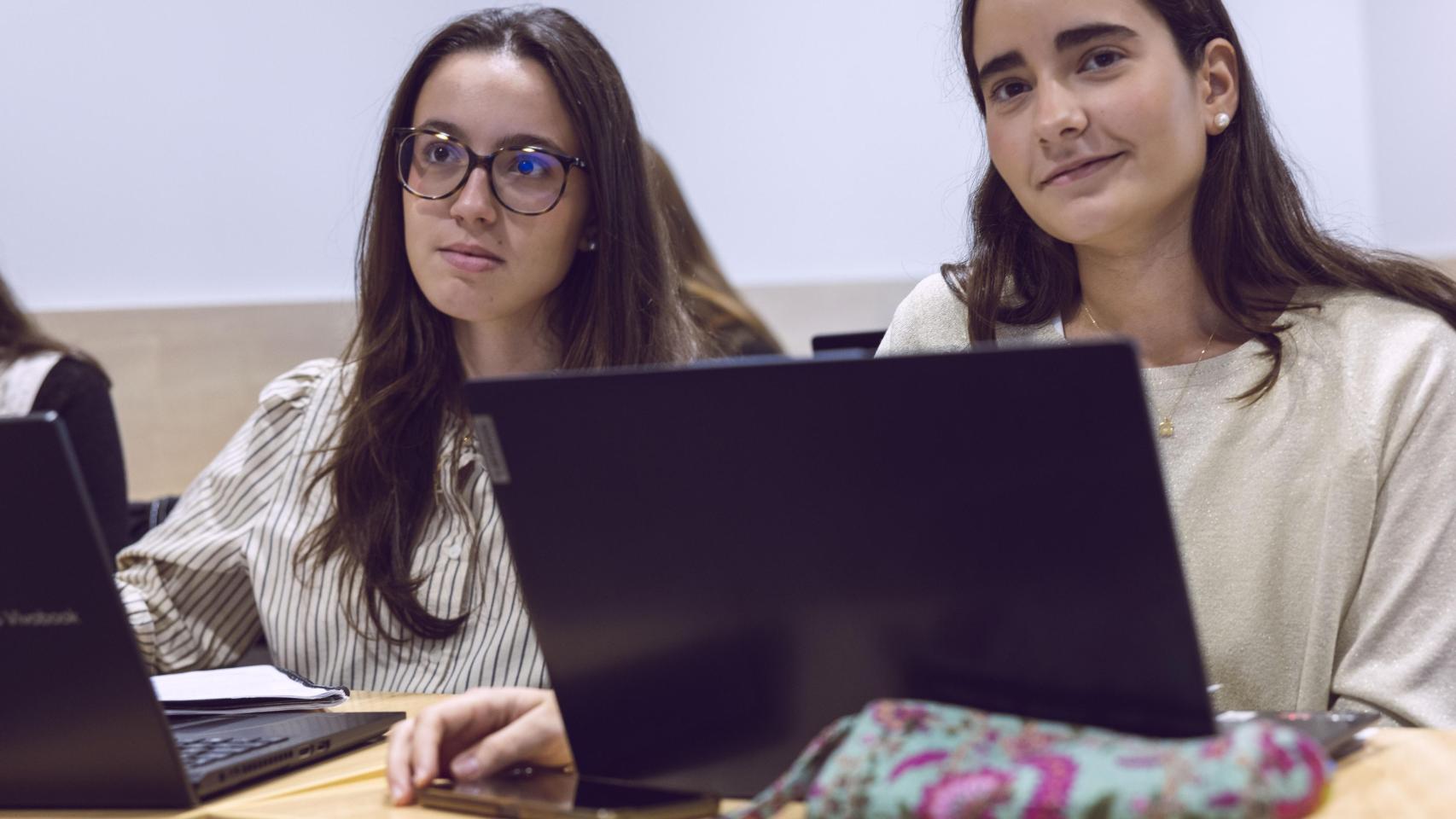 Alumnas de Comillas CIHS durante una clase.