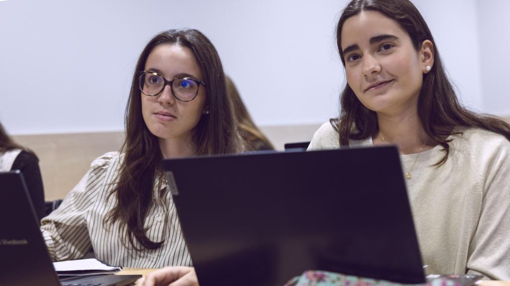 Alumnas de Comillas CIHS durante una clase.