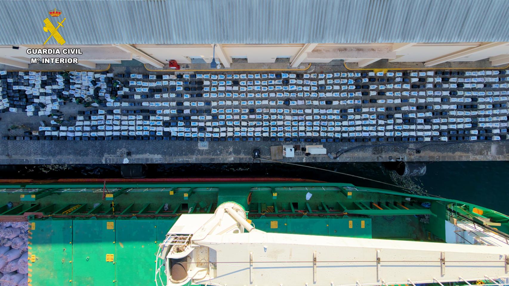 Vista aérea de los fardos de cocaína incautadas por la Guardia Civil.