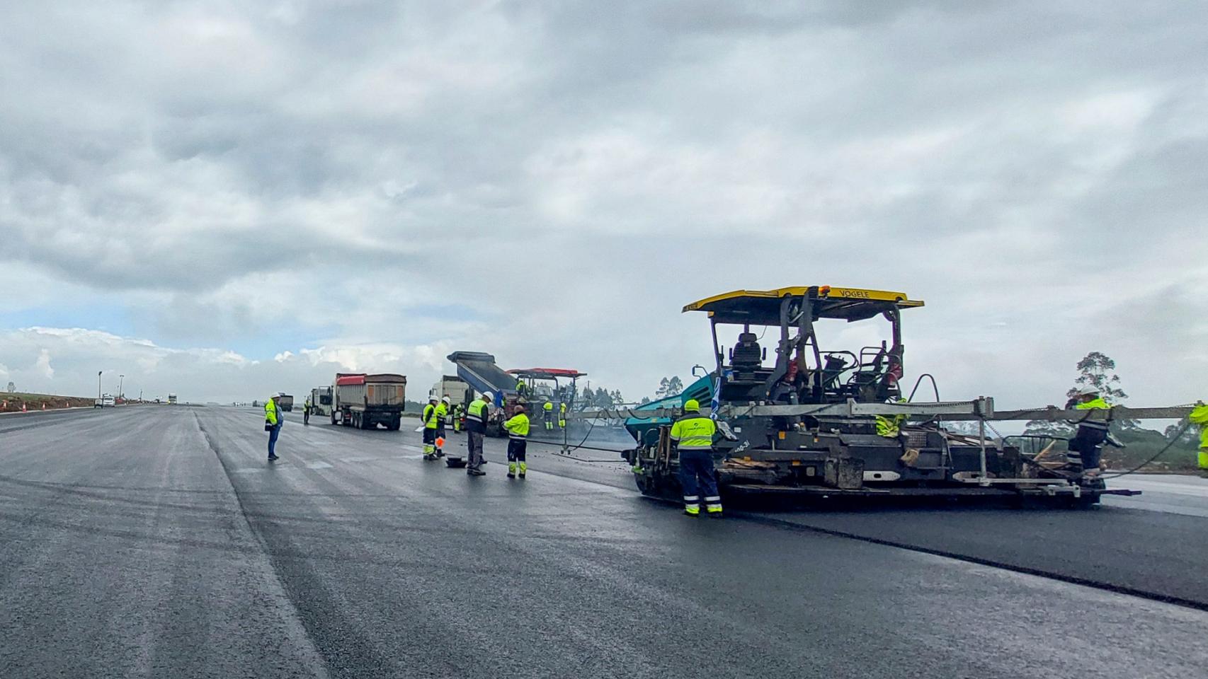 Pavimentación de la pista del aeropuerto de Santiago.