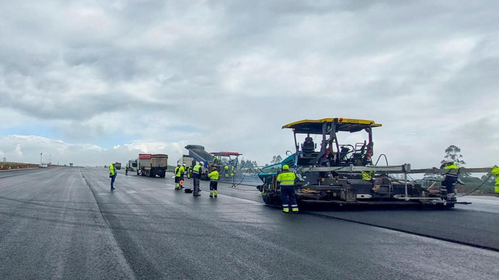 Pavimentación de la pista del aeropuerto de Santiago.