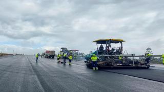 Pavimentación de la pista del aeropuerto de Santiago.