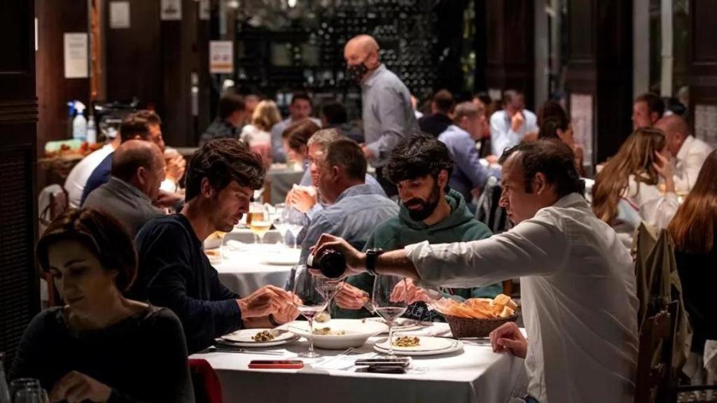 Clientes cenando en un restaurante.