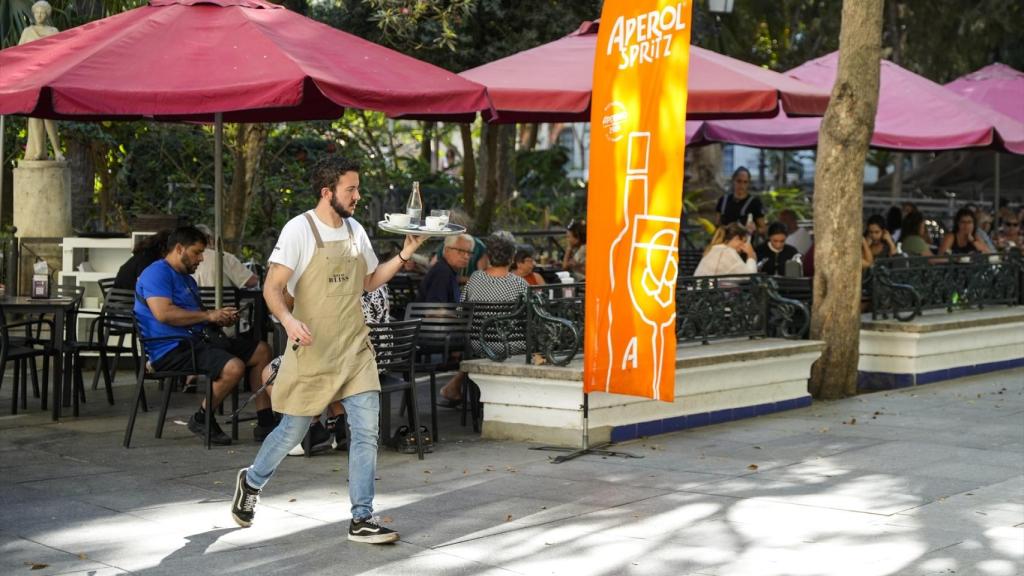 Un camarero en un bar de Cádiz capital.