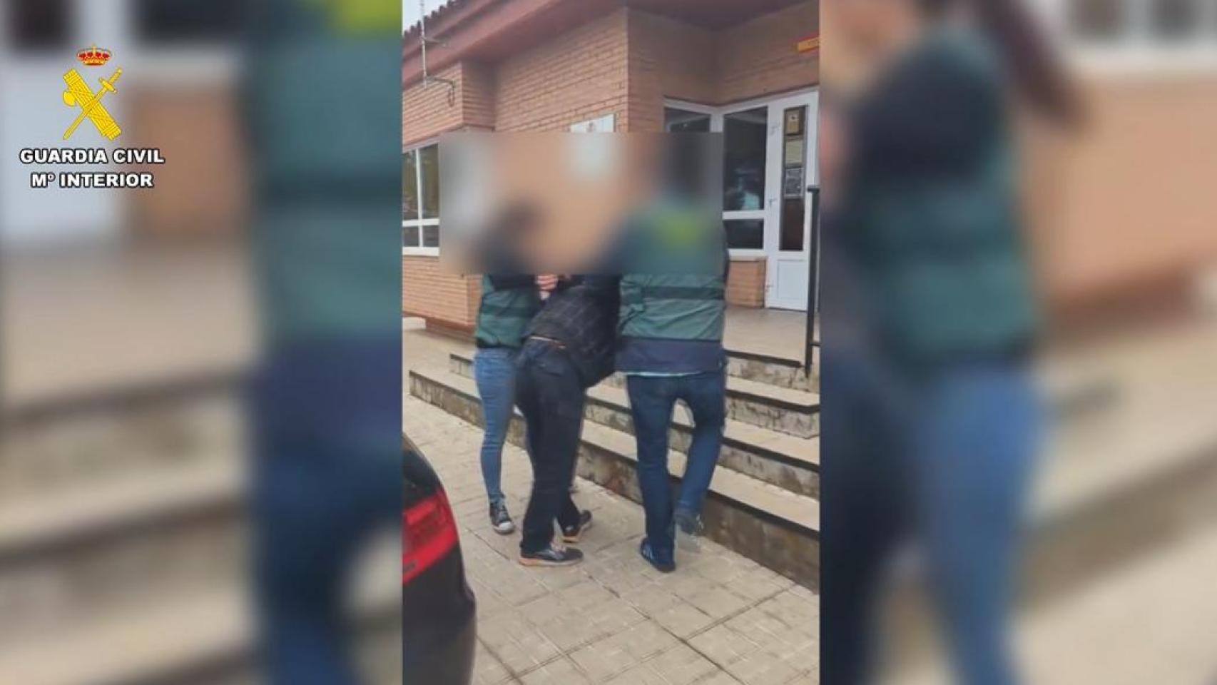La Guardia Civil junto a uno de los detenidos. 