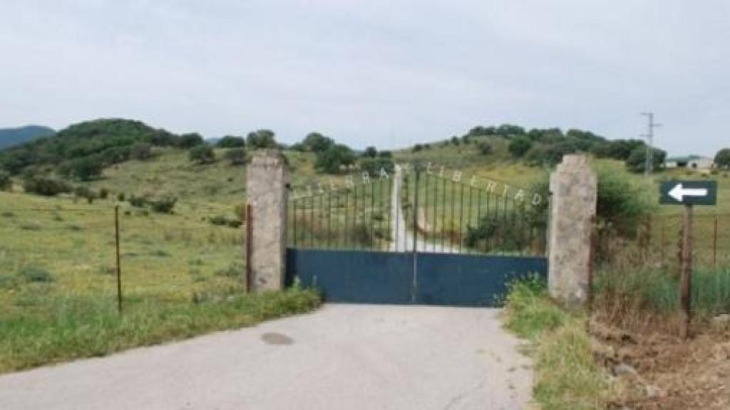 Imagen de la entrada a la finca 'Tierra y Libertad', cuando se promocionaba como espacio turistico.