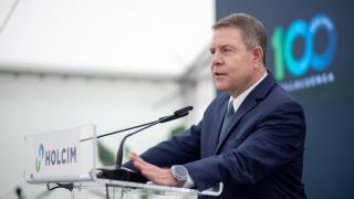 Emiliano García-Page ha participado en el centenario de una empresa cementera asentada en una localidad toledana.