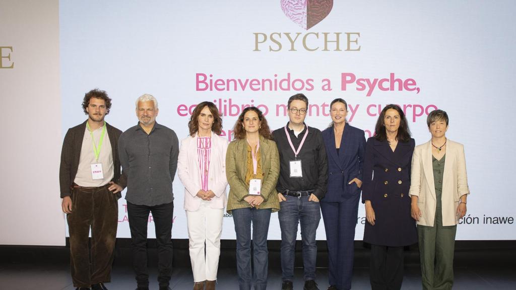 Los ponentes del evento posan con María Entrecanales, Tomás Movellín y la presentadora Anne Igartiburu.