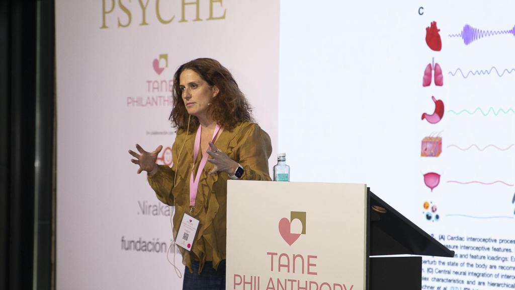 Nazaret Castellanos durante su conferencia en Psyche.