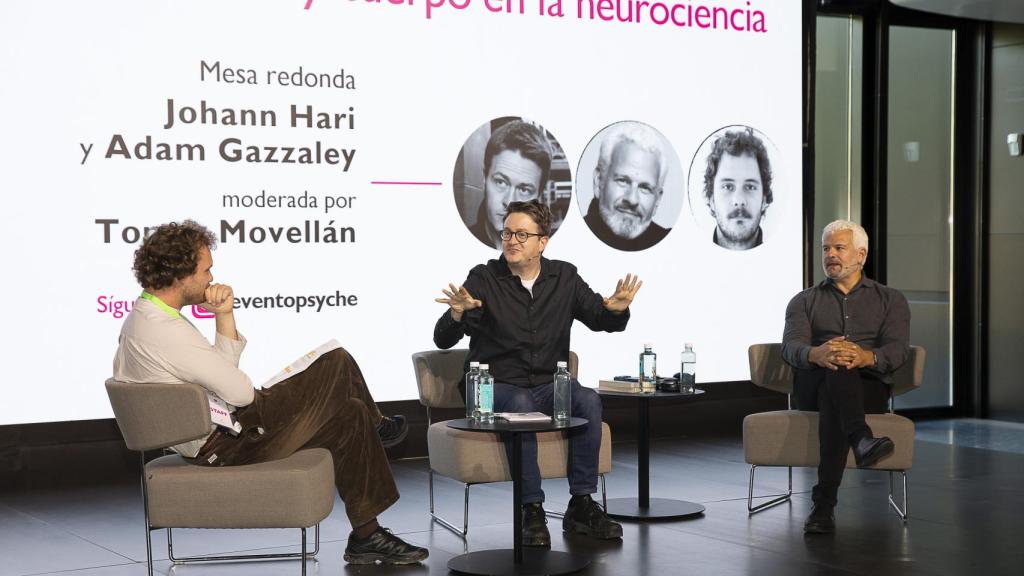 Johan Hari y Adam Gazzaley durante al mesa redonda que puso fin al evento.