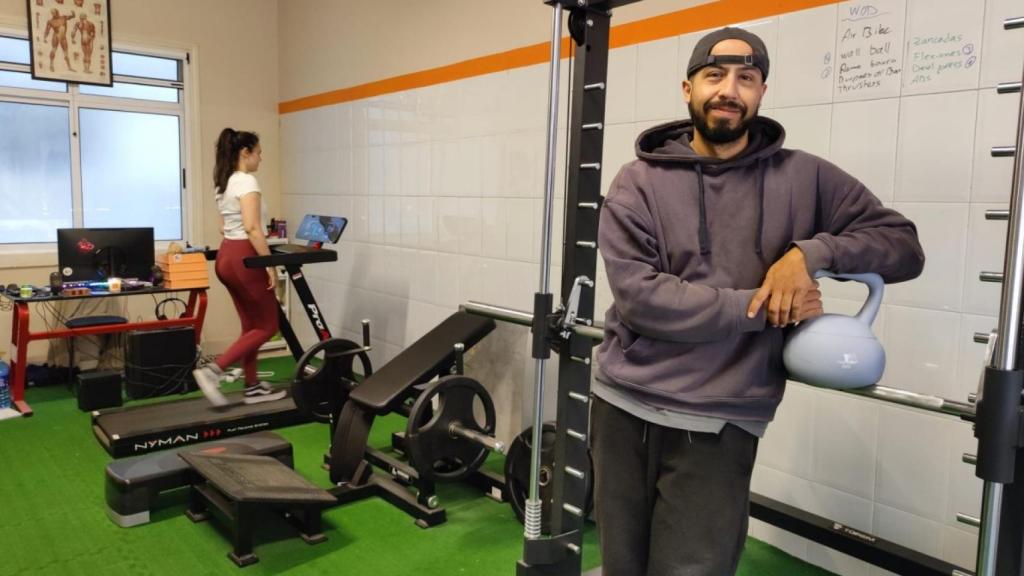 Andreas Ávila y una usuaria en Terrafit Training Studio.