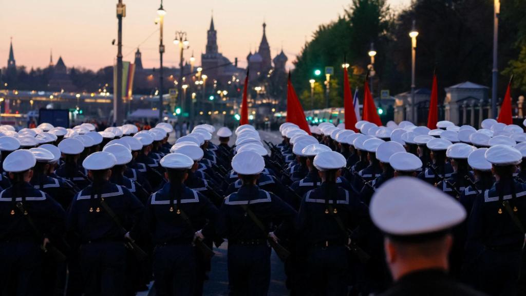 Marineros de la Armada Rusa ensayan para el desfile del Día de la Victoria.
