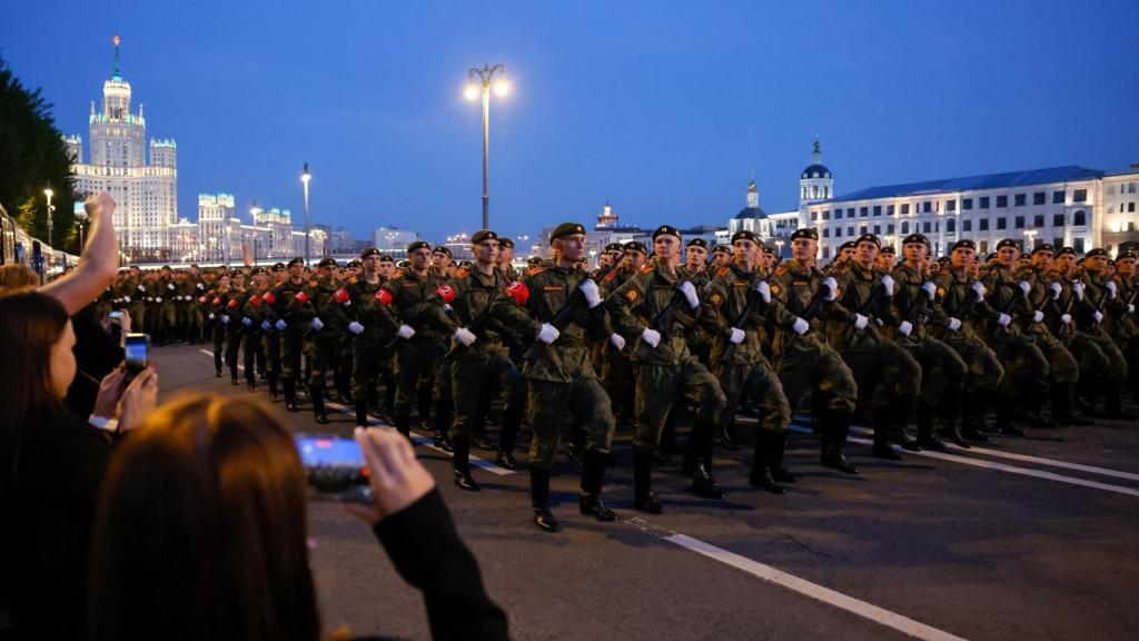 Tropas del Ejército de Tierra ruso en los ensayos del desfile del Día de la Victoria en Moscú.