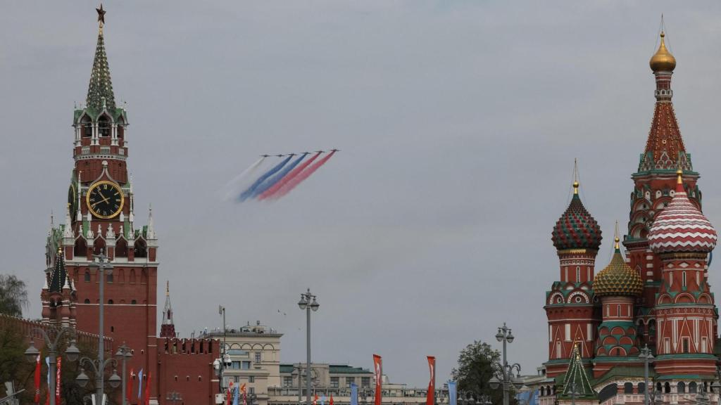 Los cazabombarderos acrobáticos Su-25 dibujan la bandera rusa en el cielo.