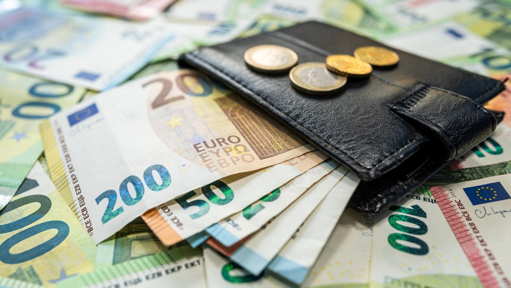 Cartera con billetes y monedas