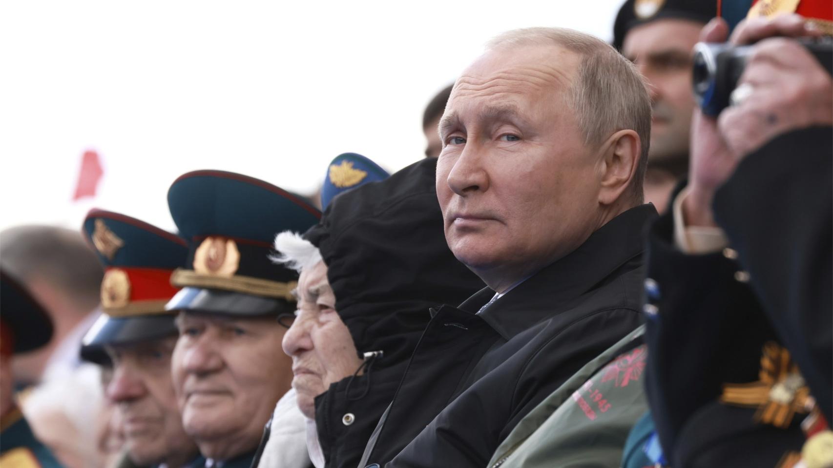 Vladimir Putin observa el desfile del Día de la Victoria desde la tribuna de autoridades en 2022.