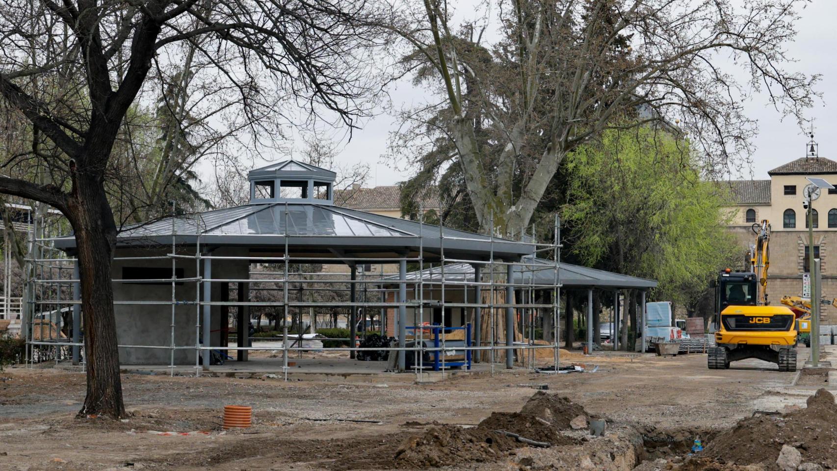 Uno de los quioscos durante las obras de remodelación, que deben finalizar antes del 30 de junio.
