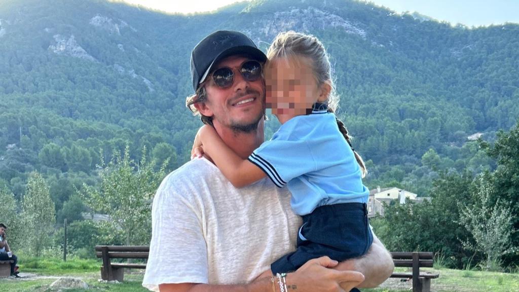 Jake Hall junto a su hija, en una fotografía tomada hace escasas horas.
