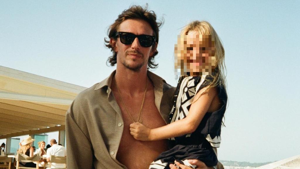 La modelo con su hija.