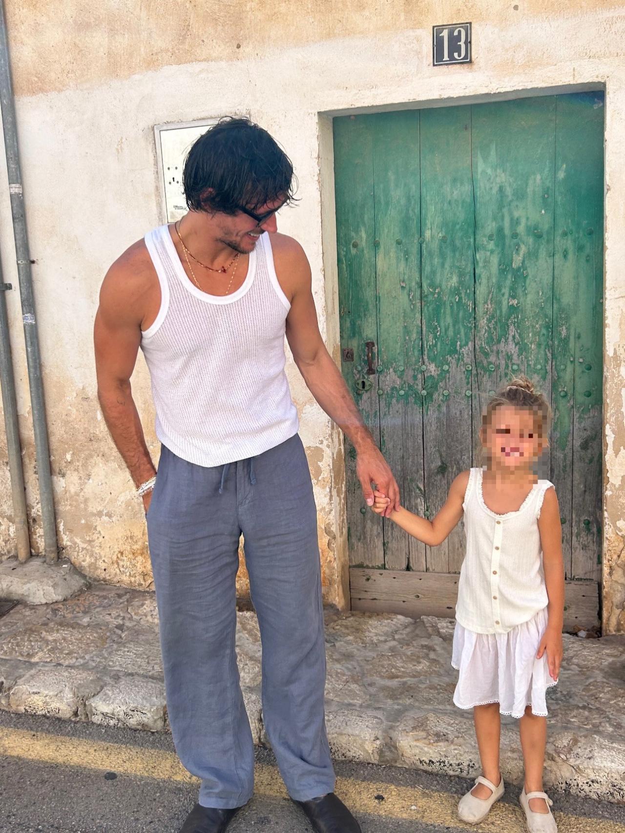 La estrella británica con su hija, en Mallorca.