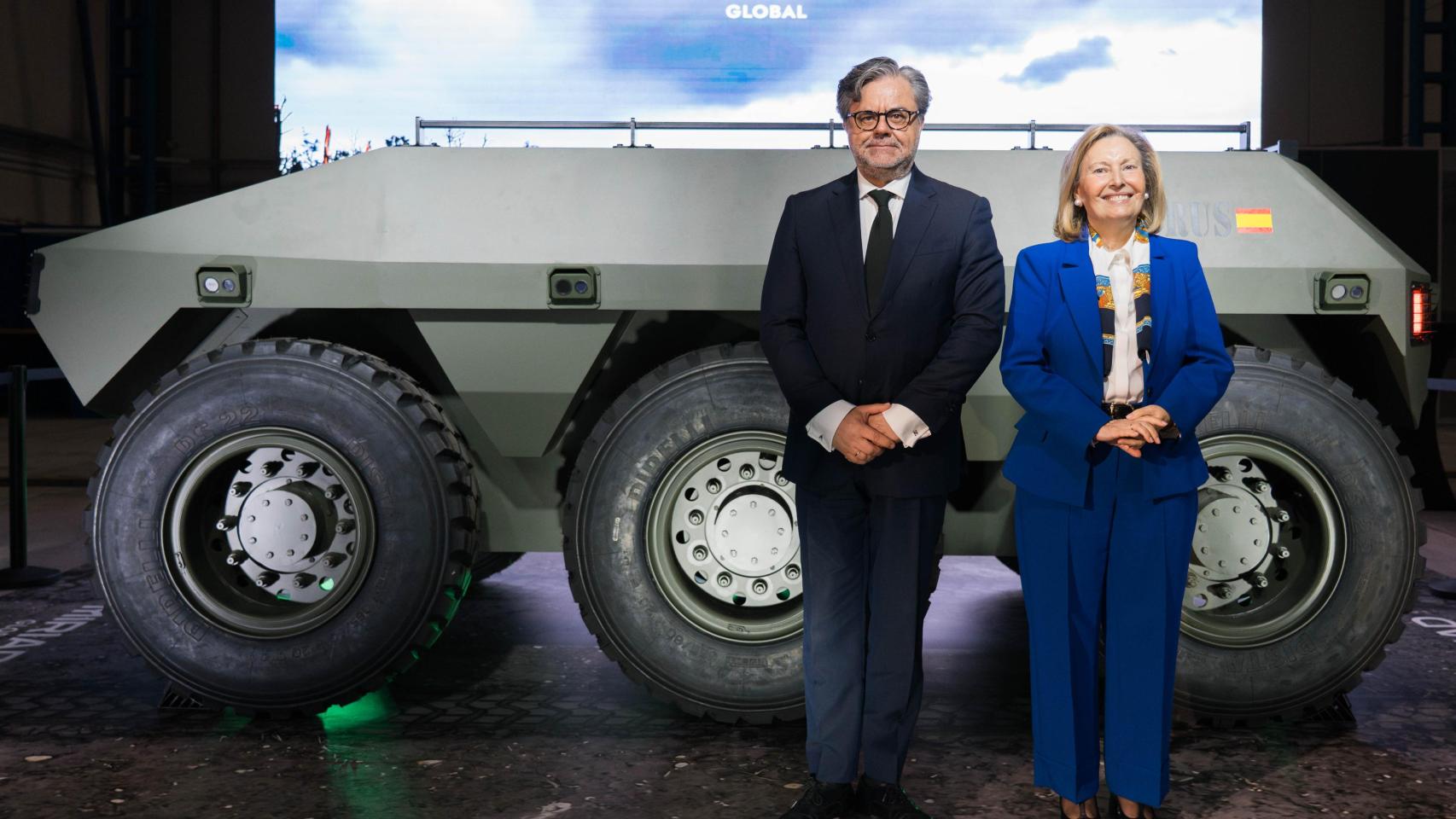 El presidente ejecutivo de Miriad, Antonio Navarro, junto a la secretaria de Estado de Defensa, Amparo Valcarce, en la presentación de Taurus