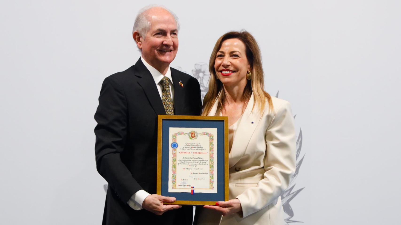 Antonio Ledezma, con el galardón, junto a la alcaldesa Natalia Chueca.