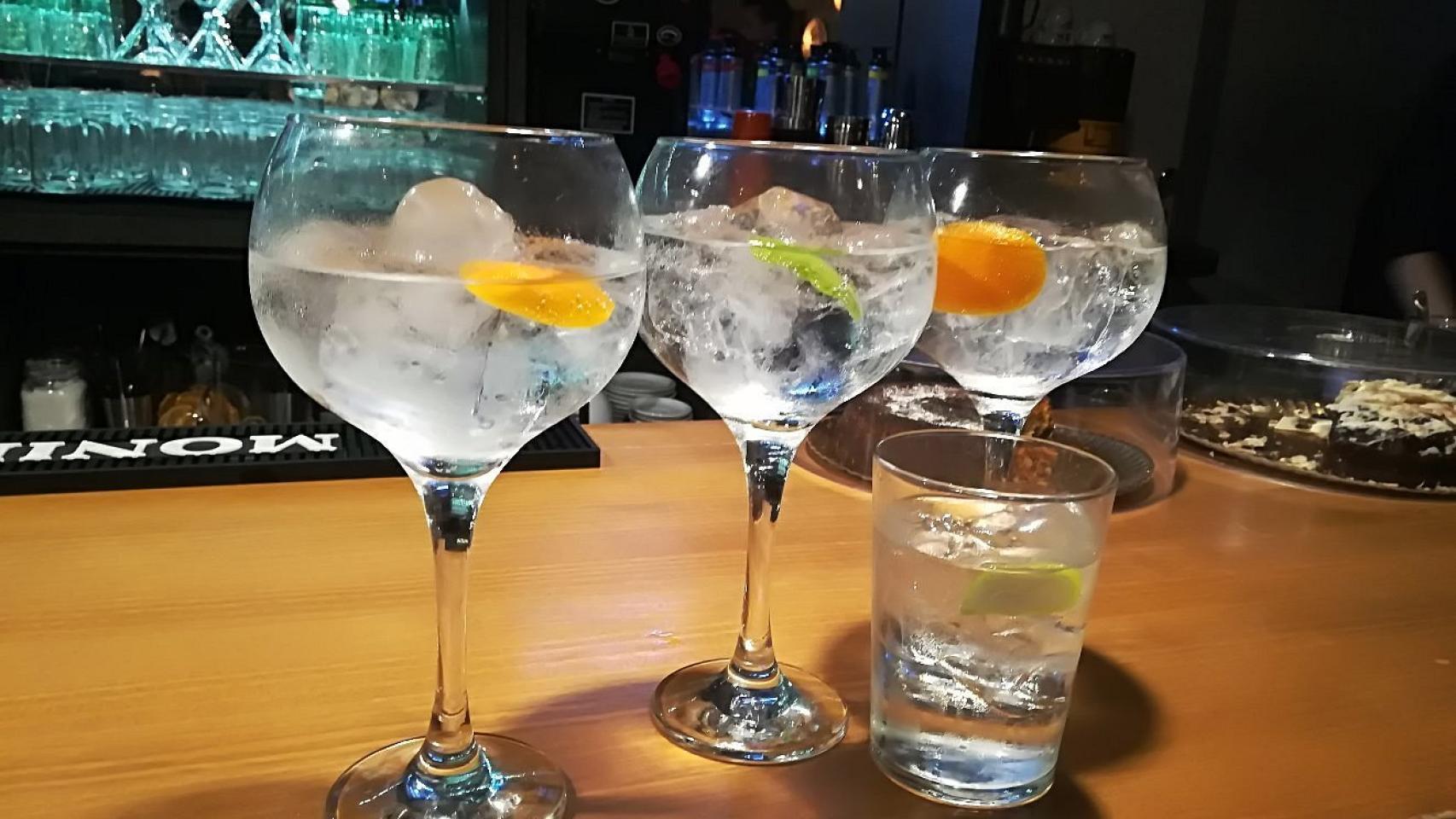 Gin-tonic en un bar.