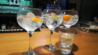 Gin-tonic en un bar.