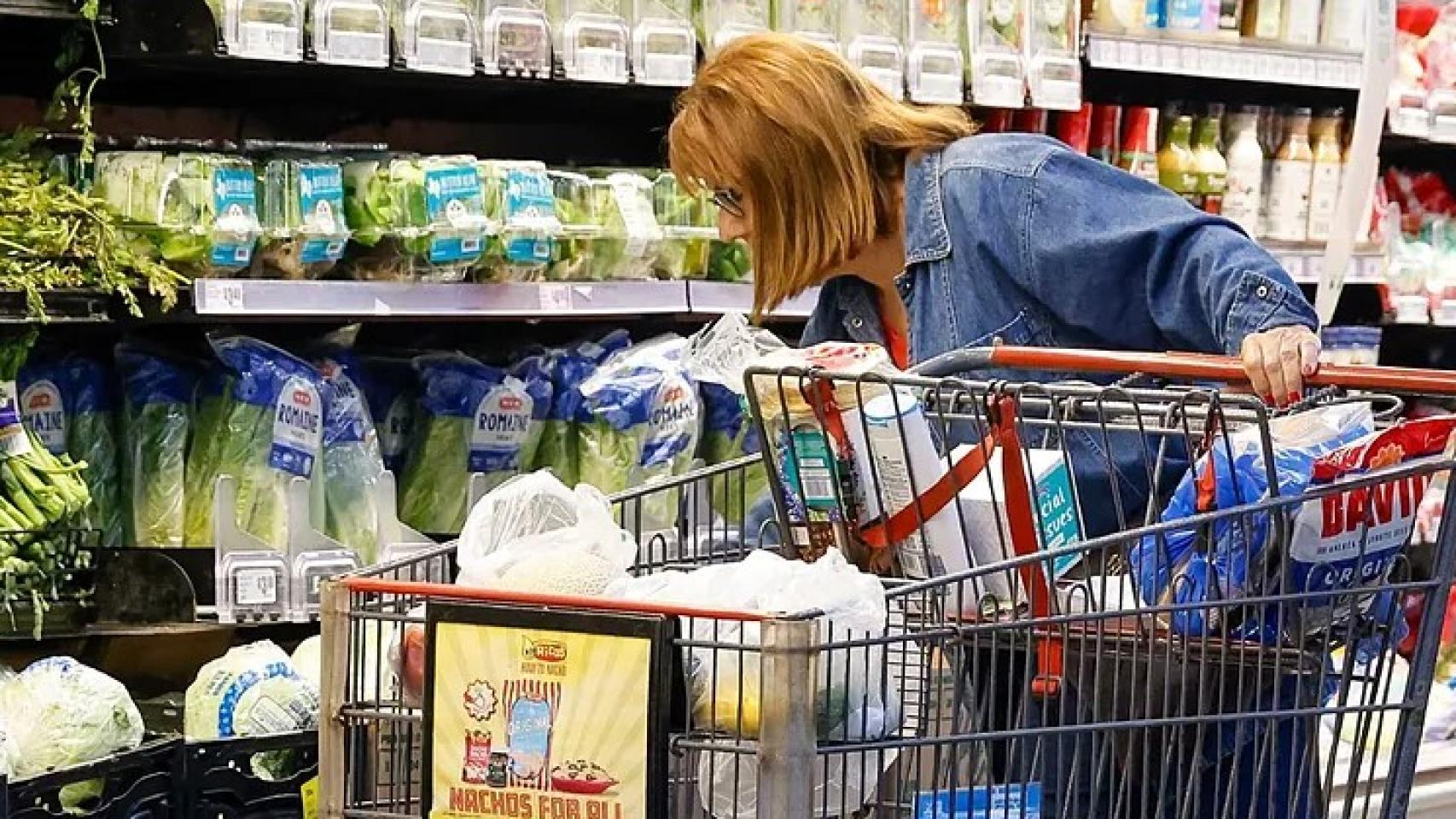 Una persona hace la compra en un supermercado.