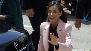 La Reina saluda a la gente en Pamplona.