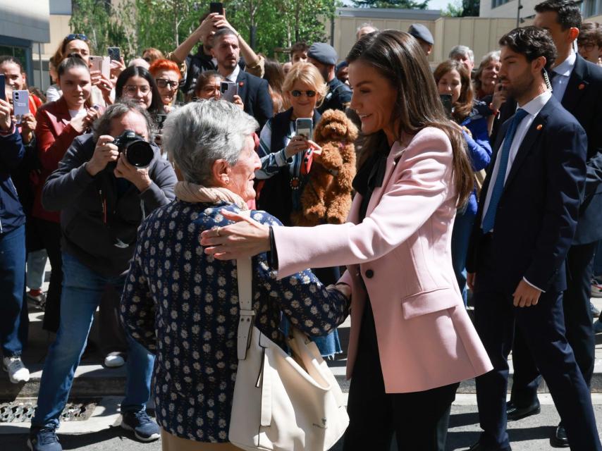 Doña Letizia visita un centro de mayores.