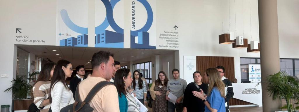 Inicio del recorrido del 'Mami tour' en el Hall del Hospital de Salamanca.
