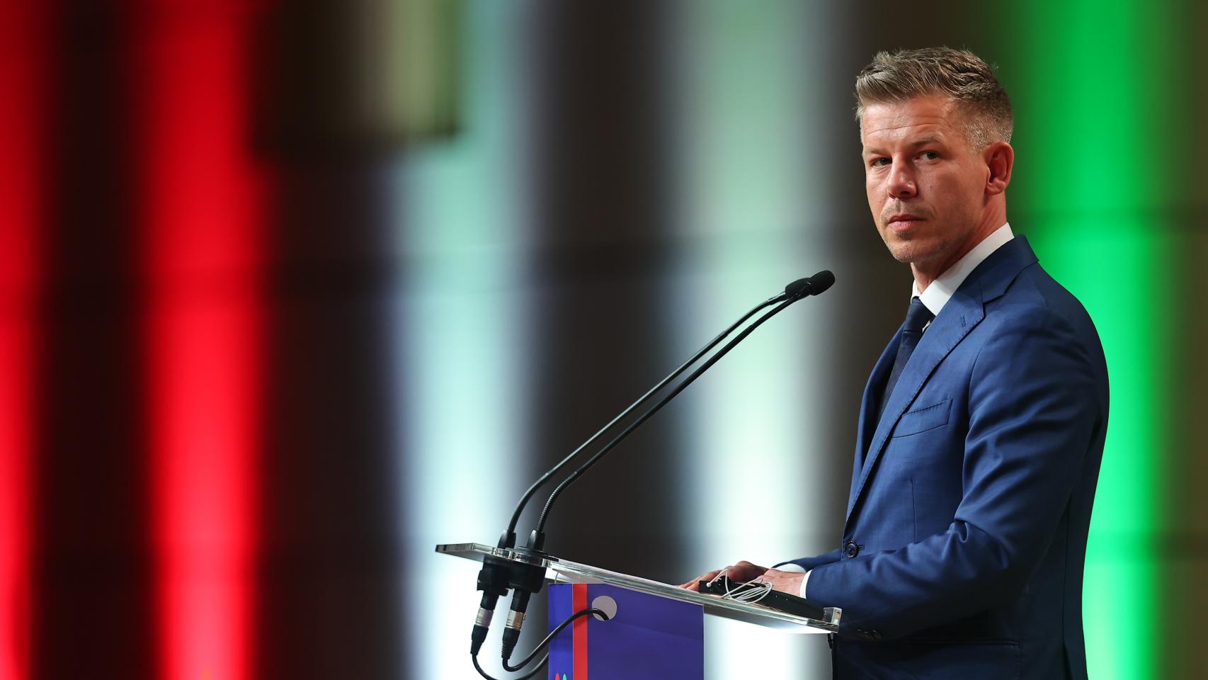 Peter Magyar, líder del Partido Tisza de Hungría, asiste a una rueda de prensa internacional en Budapest.