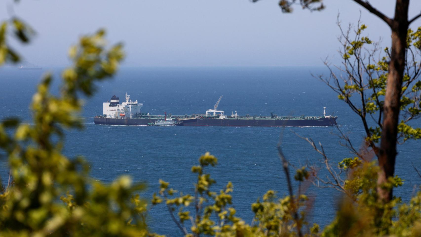 Un petrolero, que transportaba crudo de los Emiratos Árabes Unidos tras atravesar el estrecho de Ormuz con su transpondedor del Sistema de Identificación Automática apagado, navega por las aguas de Corea.