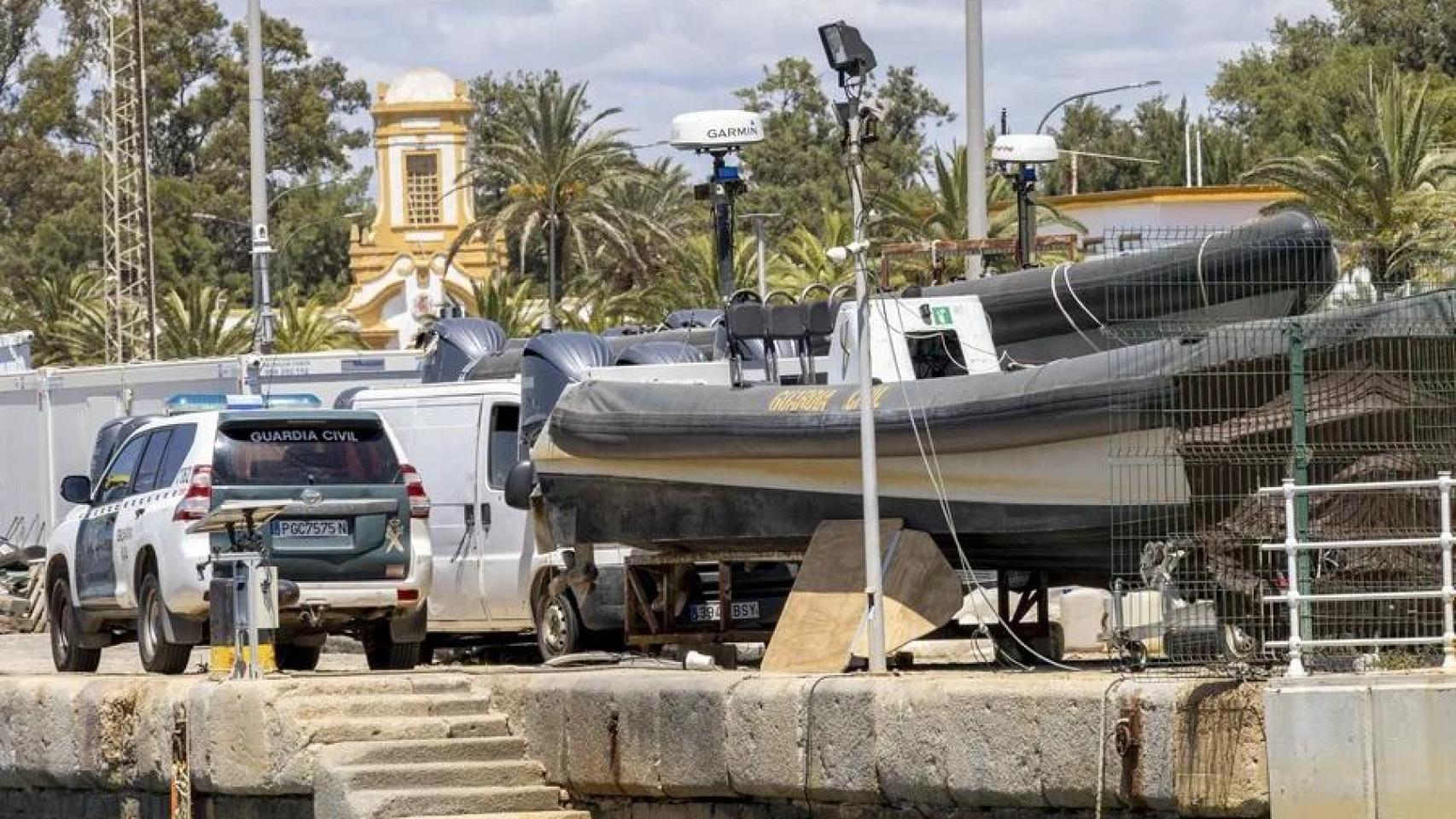 La Guardia Civil este viernes, en el muelle de Levante, en Huelva.