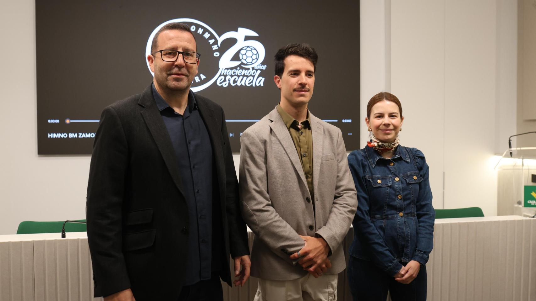 Iñaki Gómez y Laura Huertos en la presentación del himno oficial del Balonmano Caja Rural de Zamora de Miguel Mateos.