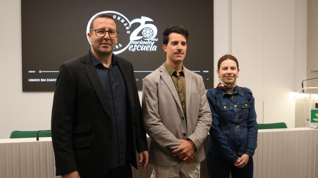 Iñaki Gómez y Laura Huertos en la presentación del himno oficial del Balonmano Caja Rural de Zamora de Miguel Mateos.