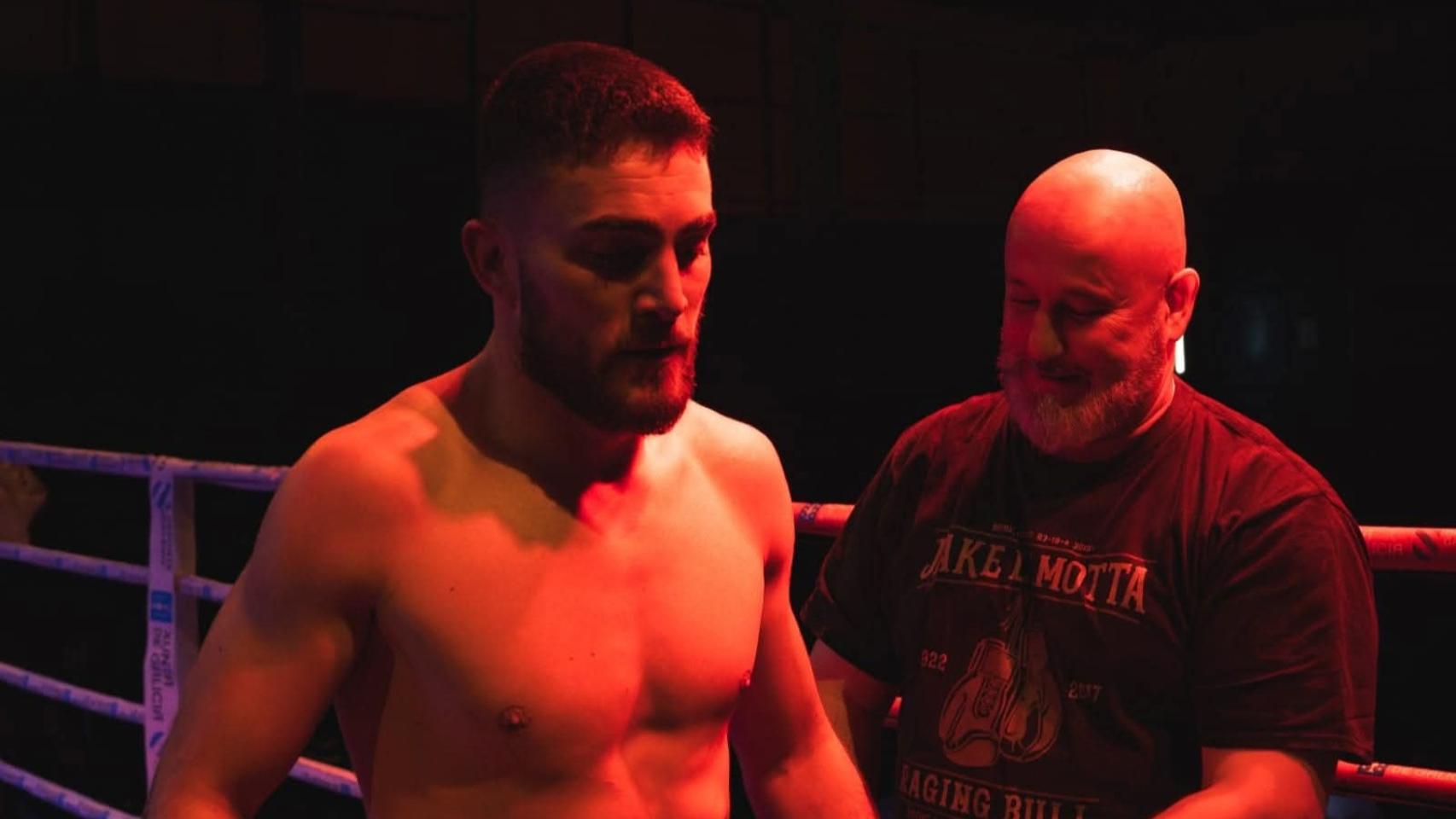 Luis Suárez con un boxeador antes de iniciar una velada.