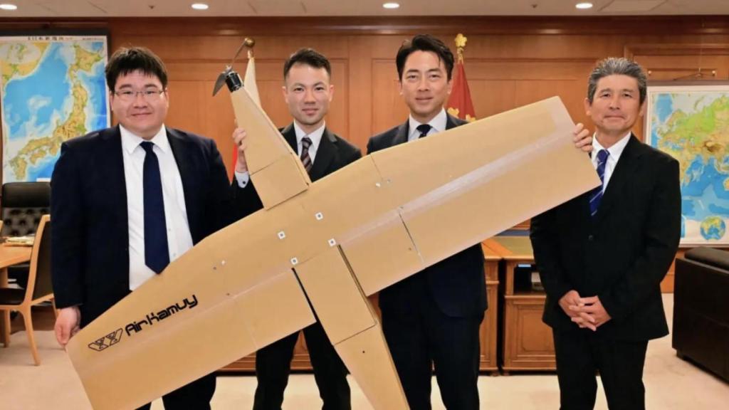 AirKamuy presenta su dron de cartón al ministro de Defensa de Japón, Shinjiro Koizumi.