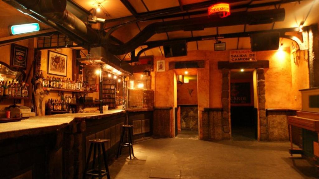 Interior del Pub Cazuza.