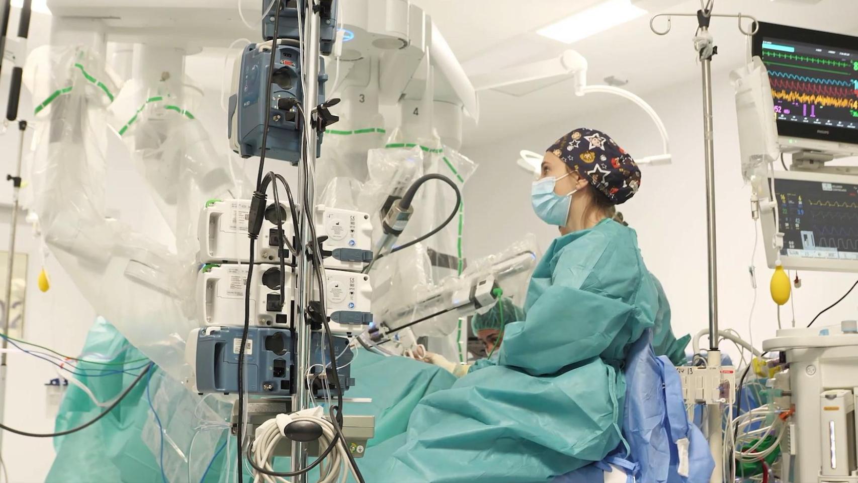 La operación con robot a un bebé de tres meses con obstrucción renal en el Hospital 12 de Octubre.