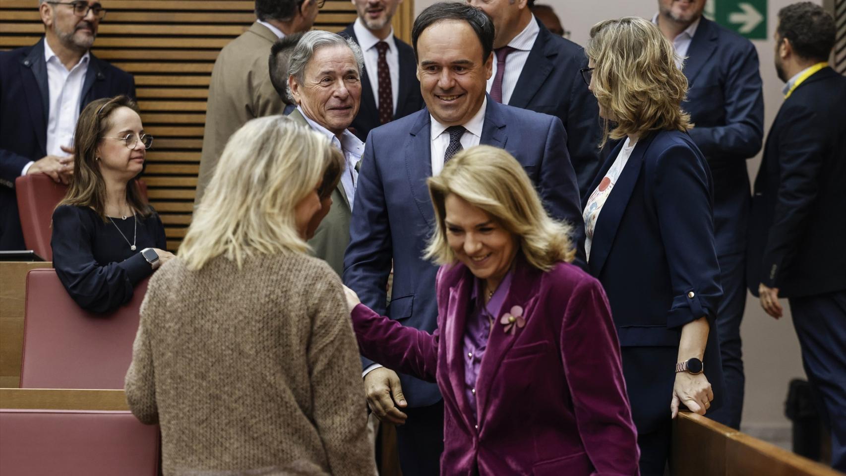 Juanfran Pérez Llorca, en Les Corts junto a parte del grupo parlamentario. Rober Solsona / EP