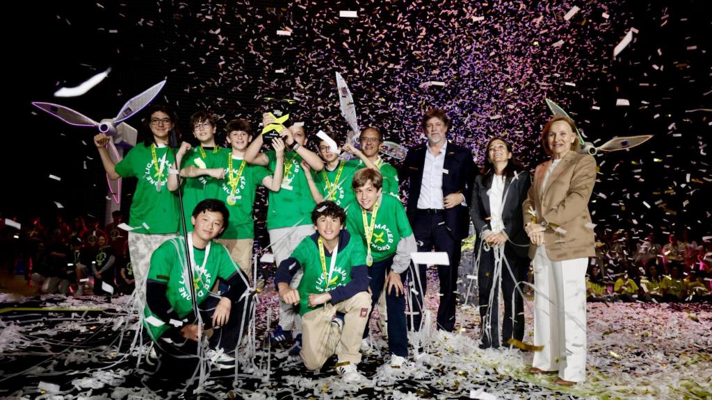 Estudiantes del CPR Plurilingüe Montecastelo celebran tras ganar la V Liga Maker Drone