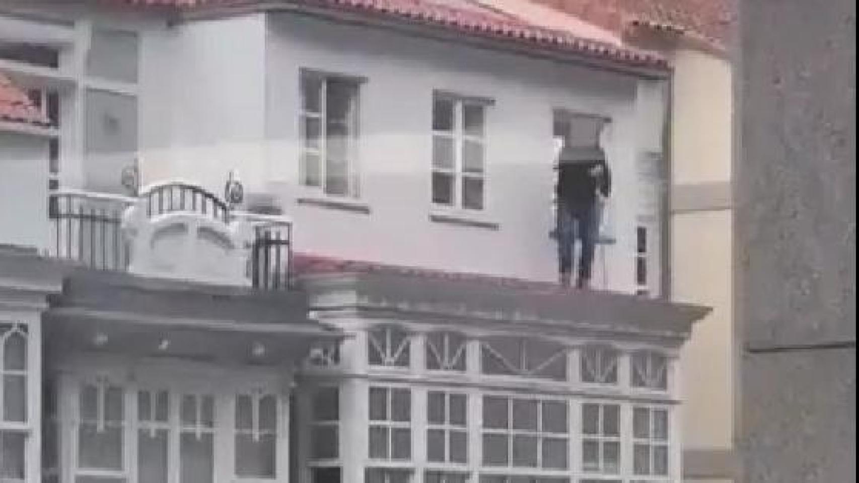 Un vecino, este viernes por la mañana, mientars barría un tejado en la calle San Andrés