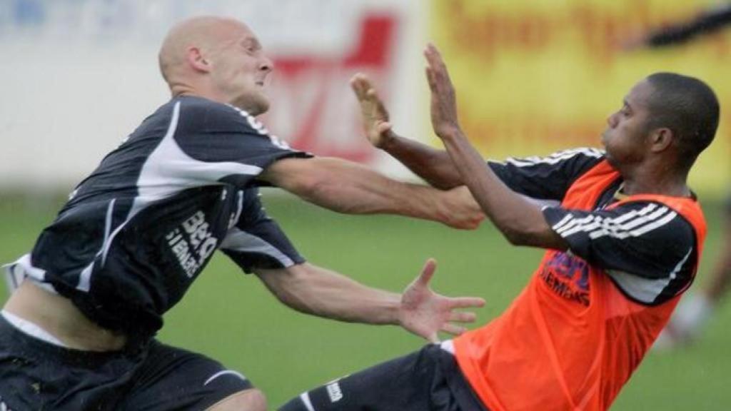 Gravesen y Robinho se enzarzan en un entrenamiento.