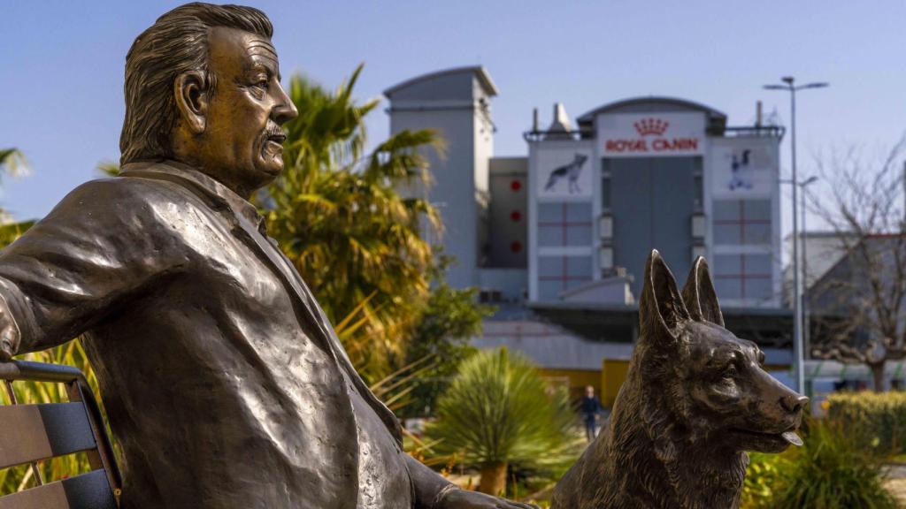 La estatua del veterinario Jean Cathary, fundador de la compañía, junto con su perro.